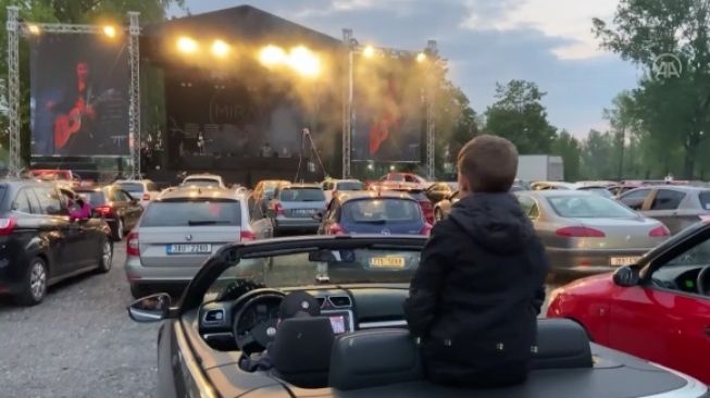 Keseruan Konser Drive-In di Ceko, Nonton Konser dari Mobil