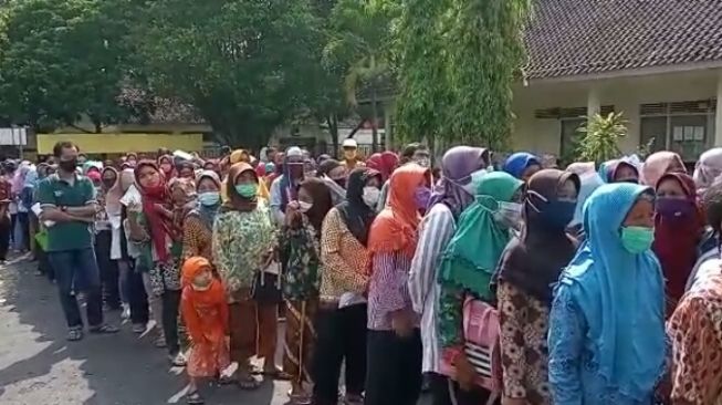 Warga Semanu Berdesakan Ambil BST di Kantor Kecamatan, Ada yang Bawa Balita