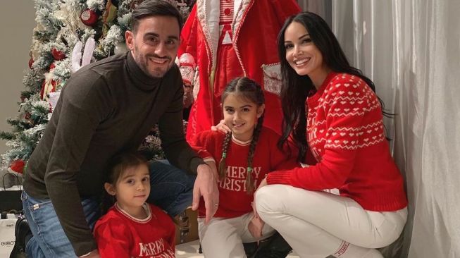 Alberto Aquilani kala bersama istri dan kedua anaknya. (Instagram/@albeaquilani).