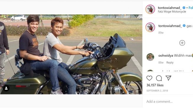 Pose Tontowi Ahmad dengan Harley-Davidson yang lain (Instagram-tontowiahmad_)