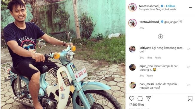 Tontowi Ahmad bersama dengan Motor klasik Honda (Instagram-tontowiahmad_)