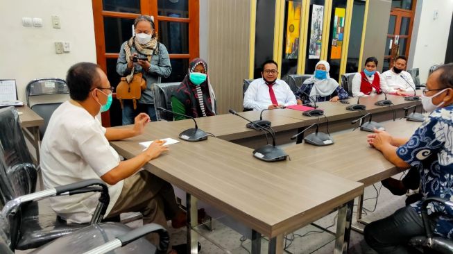 Sambangi DPRD Gresik, Keluarga Korban Pemerkosaan Minta Nur Hudi Disanksi