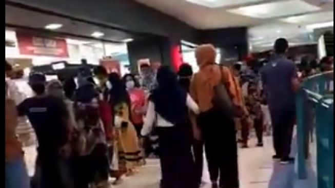 Abaikan Jaga Jarak Demi Baju Lebaran, Warga Dempet-dempetan Antre di Mal