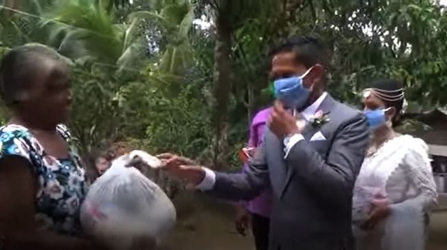 Batal Resepsi, Pengantin Ini Rayakan Pernikahan dengan Bantu Orang Miskin