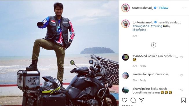 Pose Tontowi Ahmad dengan moge BMW R1200 GS (Instagram-tontowiahmad_)