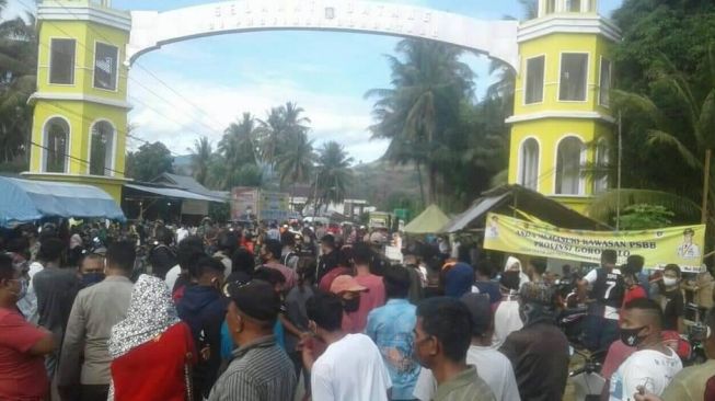 Paksa Masuk Gorontalo, Ratusan Pemudik Sempat Bersitegang dengan Aparat