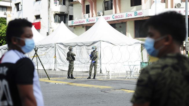 Sejumlah Angkatan Tentara Malaysia (ATM) bersiaga di kawasan Pudu, Kuala Lumpur, Malaysia, Minggu (17/5). [ANTARA Foto/Rafiuddin Abdul Rahman]