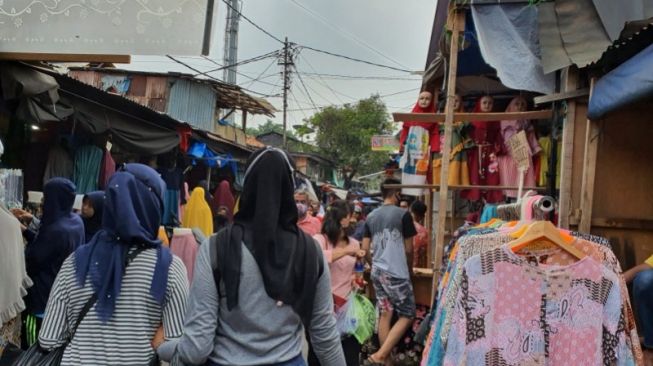 Pedagang baju tetap berjualan di trotoar Blok F Pasar Tanah Abang meski ada penerapan Pembatasan Sosial Berskala Besar (PSBB), Senin (18/5/2020). (ANTARA/Livia Kristianti)