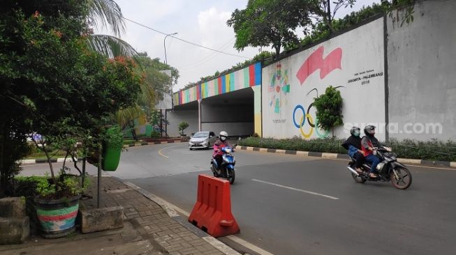 Lokasi wanita diberi kado mayat bayi oleh dua pengendara misterius terowongan Ceger, Jalan Raya Hankam, Cipayung, Jakarta Timur. (Suara.com/Bagaskara).