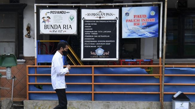 Presiden Joko Widodo berjalan kaki saat meninjau proses distribusi sembako tahap ketiga bagi masyarakat kurang mampu dan terdampak COVID-19 di kawasan Johar Baru, Jakarta Pusat, Senin (18/5). [ANTARA FOTO/Sigid Kurniawan]