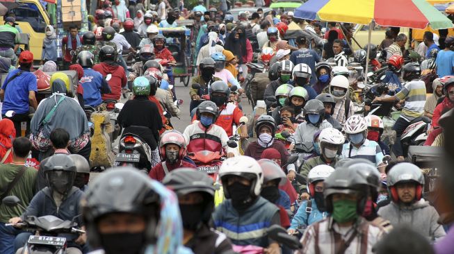 Sejumlah warga dan pengendara motor memadati kawasan Pasar Anyar, Kota Bogor, Jawa Barat, Senin (18/5). [ANTARA FOTO/Arif Firmansyah]