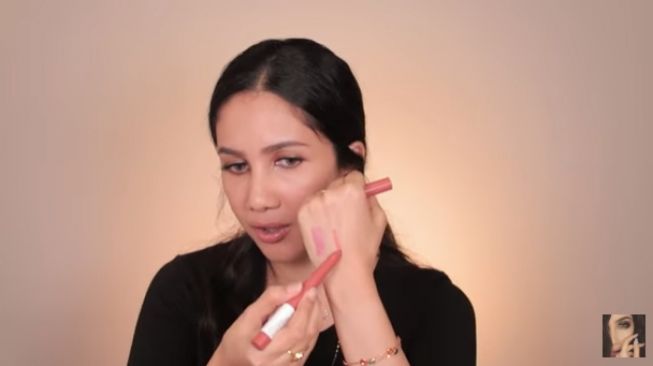 Suhay Salim beberkan beberapa produk kosmetik favoritnya. (YouTube/Suhay Salim)
