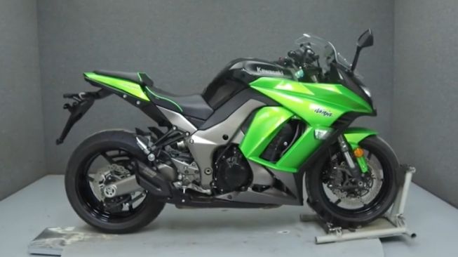 Kawasaki ZX1000 tahun produksi 2013 [YouTube National Powersports Net]