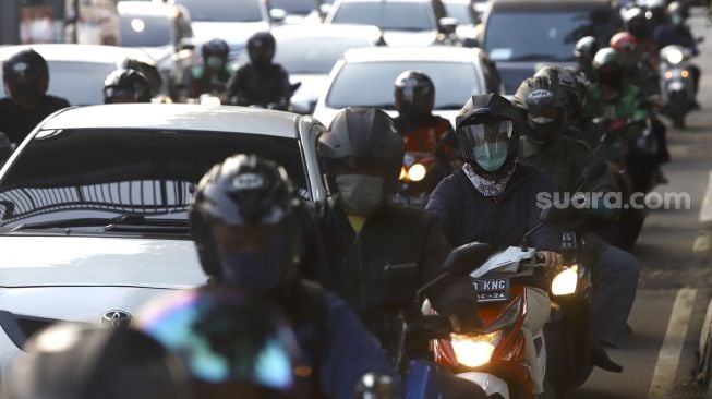 Sejumlah kendaraan bermotor terjebak kemacetan lalu lintas di Tol Dalam Kota dan Jalan Gatot Subroto, Jakarta, Selasa (19/5). [Suara.com/Angga Budhiyanto]