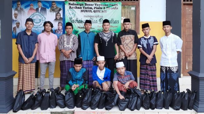 Chika dan Agus memberikan bantuan kepada sebuah yayasan panti asuhan di kawasan Jatiasih, Bekasi, baru-baru ini. [dokumentasi pribadi]