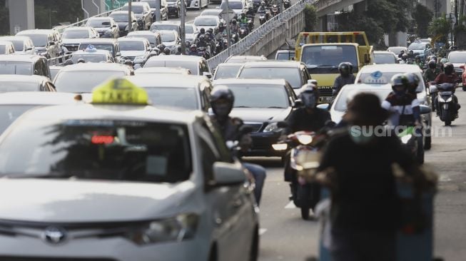 Kendaraan terjebak kemacetan lalu lintas di Tol Dalam Kota dan Jalan Gatot Subroto, Jakarta, Selasa (19/5). [Suara.com/Angga Budhiyanto]