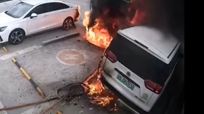 Asap hitam pekat menyelimuti mobil listrik yang terbakar (Youtube-Lawrence Choong)