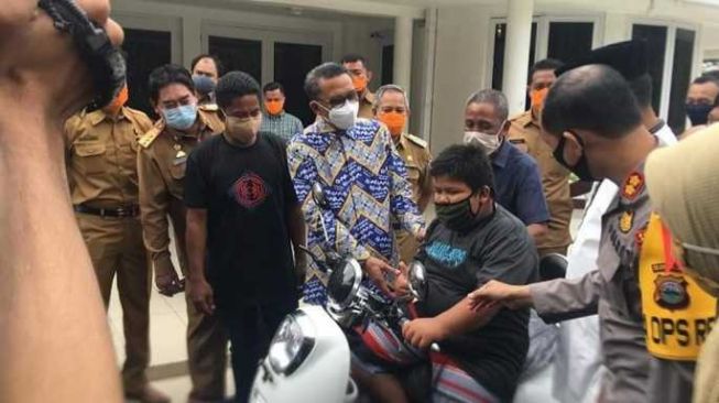 Rizal penjual gorengan dapat sepeda motor dari Gubernur Sulsel (ist)