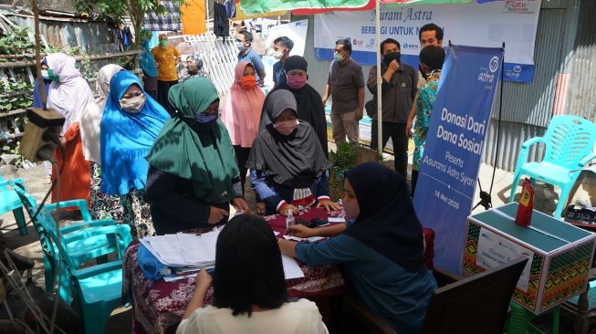 Suasana pembagian paket sembako dari Asuransi Astra kepada masyarakat RT 01 RW 05 Kelurahan Mariso, Makassar [Dok Asuransi Astra].