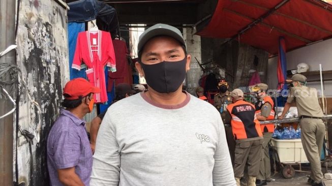 Sani, salah satu pedagang pakaian yang tetap berjualan di Blok F Pasar Tanah Abang saat masa diberlakukannya PSBB. (Suara.com/Arga).