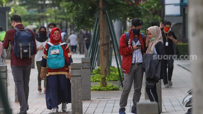 Aktivitas pekerja kantoran kawasan Sudirman, Jakarta Pusat, Selasa (19/5). [Suara.com/Alfian Winanto]
