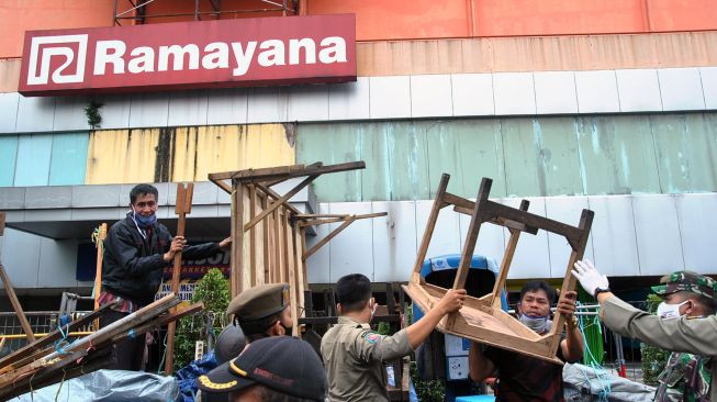 Sejumlah anggota Satpol PP Kota Bogor bersama pedagang kaki lima (PKL) membongkar lapak di kawasan Pasar Anyar, Kota Bogor, Jawa Barat, Selasa (19/5). [ANTARA FOTO/Arif Firmansyah]