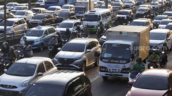 Sejumlah kendaraan terjebak kemacetan lalu lintas di Tol Dalam Kota dan Jalan Gatot Subroto, Jakarta, Selasa (19/5). [Suara.com/Angga Budhiyanto]