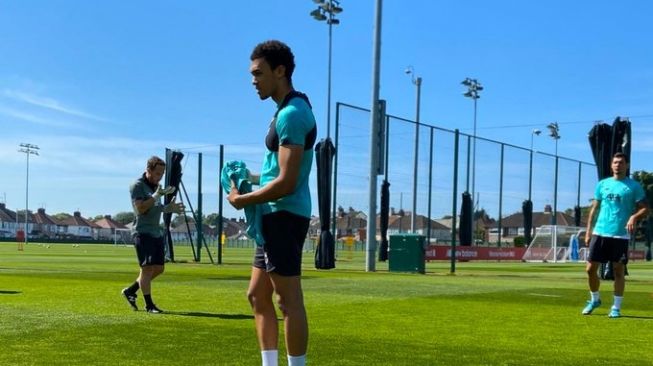 Fullback Liverpool, Trent Alexander-Arnold berlatih di pusat latihan klub di Melwood, Liverpool, Inggris, Rabu (20/5/2020). [Laman resmi Liverpool]