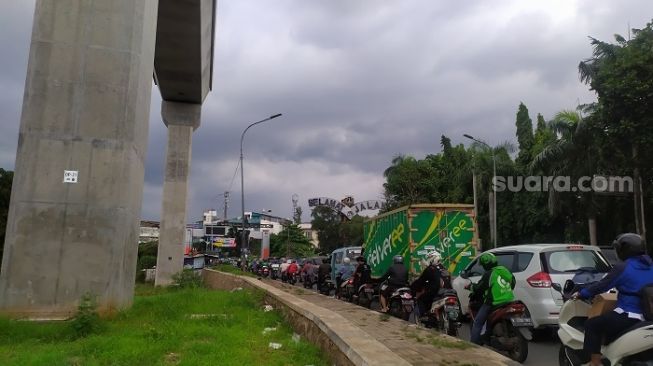 Gak Ngaruh Ada PSBB, Jalan Ciputat Penghubung Jakarta-Tangsel Tetap Macet