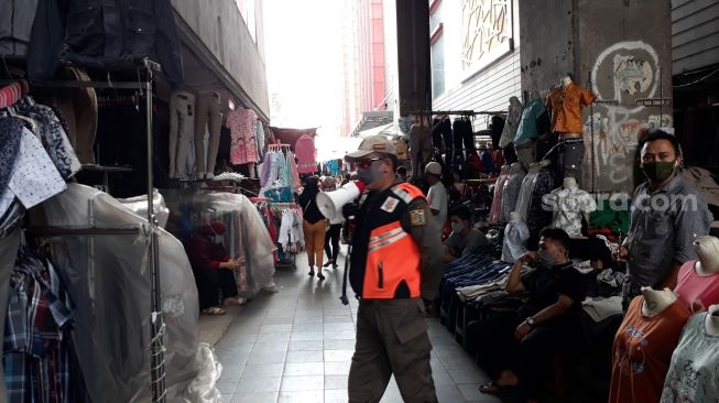 Ikut Tertibkan PKL Tanah Abang, Kapolres Jakpus: Mereka Kucing-kucingan