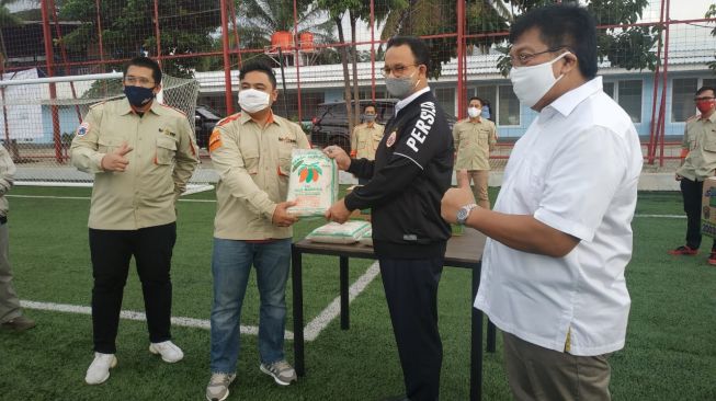 Bareng Anies Baswedan, Eks Dirut Persija Salurkan Sembako untuk Jakmania