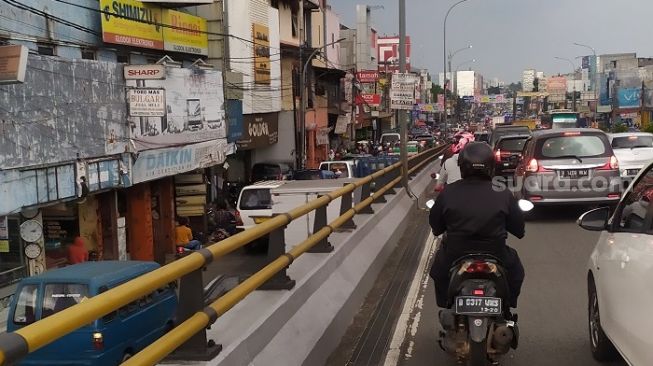 Kondisi kemacetan di Jalan Ir Juanda hingga ke jembatan layang Ciputat, Tangsel. (Suara.com/Stephanus Aranditio).