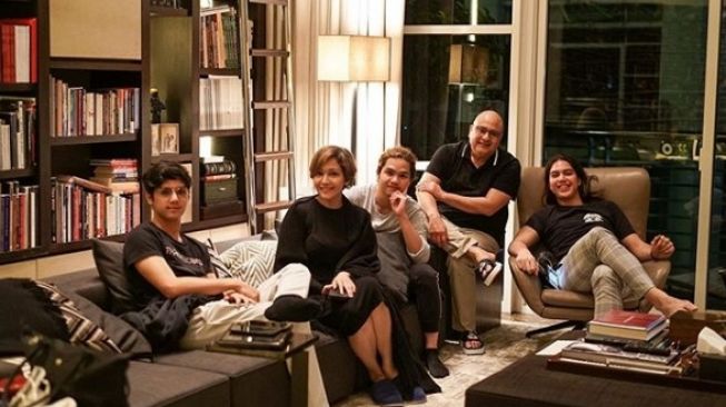 (dari kiri ke kanan) Al Ghazali, Maia Estianty, Dul Jaelani, Irwan Mussry, El Rumi [Instagram/maiaestiantyreal]