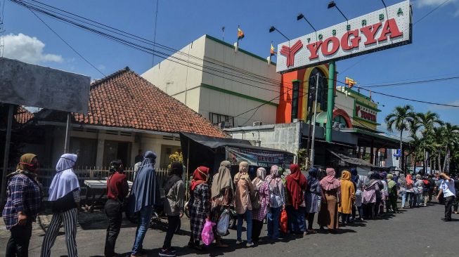 Ratusan pengunjung rela kepanasan saat antre memasuki pusat perbelajaan Yogya Toserba di Kabupaten Ciamis, Jawa Barat, Rabu (20/5). [ANTARA FOTO/Adeng Bustomi]