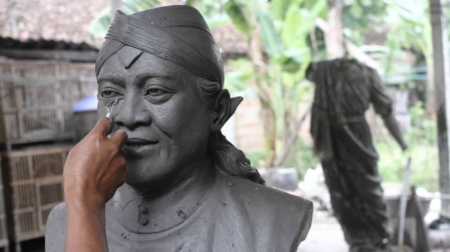 Seniman patung Logam Sakti, Musahit (45) menyelesaikan pembuatan model patung maestro campursari Didi Kempot di Pandak, Bantul, DI Yogyakarta, Selasa (19/5).  [ANTARA FOTO/Hendra Nurdiyasyah]
