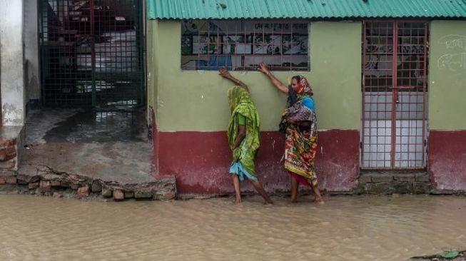 Badai Amphan menghantam warga di pantai Teluk Bengal, Bangladesh, Rabu (20/5/2020). [AFP]