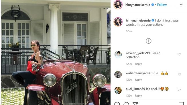 Tante Ernie bersama mobil antik (Instagram-himynameisernie)
