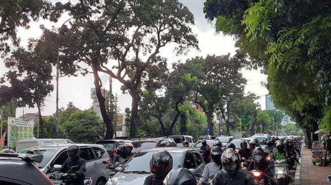 Anies Mau Perpanjang PSBB, Jalan Pasar Minggu Macet Parah Jelang Berbuka