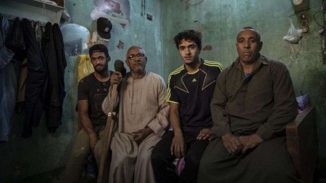 Pemain divisi 2 Liga Mesir bernama Mahrous Mahmoud bersama keluarganya. (Dok. AP)