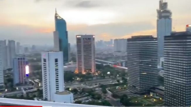 Suasana Jakarta dari apartemen Maia Estianty dan Irwan Mussry. [YouTube]