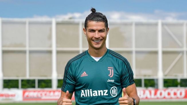  Gaya  Rambut  Baru Unik Cristiano  Ronaldo  dan 4 Berita 