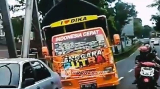 Ngeri Detik Detik Truk  Nyaris Hajar Mobil dan Motor  