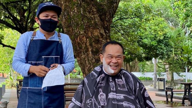 2 Bulan Gondrong, Rektor UNY Dicukur Alumnus: Duduk Anteng Pulang Ganteng