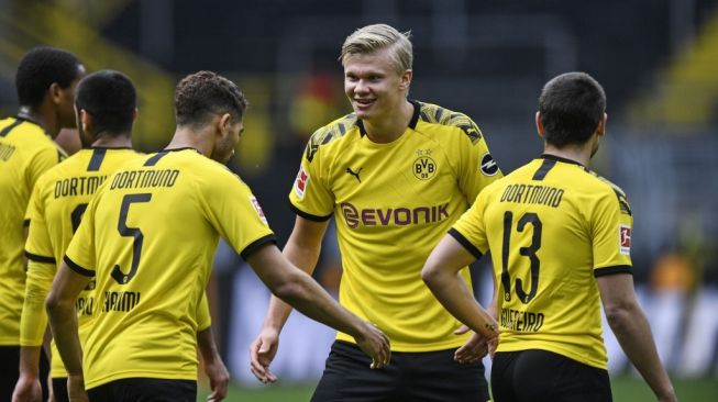 Penyerang andalan Borussia Dortmund, Erling Braut Haaland (kedua dari kanan) merayakan golnya ke gawang Schalke 04 pada laga Bundesliga 2019/2020 akhir pekan lalu. [Martin Meissner / POOL / AFP]