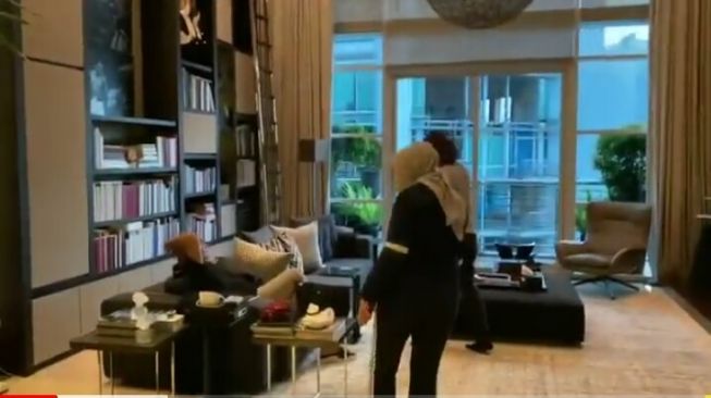 Salah satu ruangan di apartemen Maia Estianty dan Irwan Mussry. [YouTube]