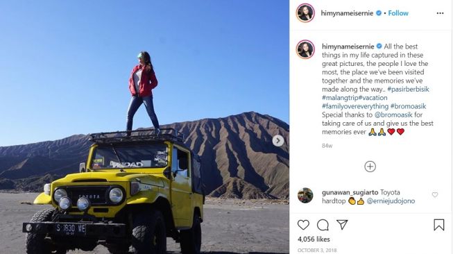 Pose Tante Erni bersama mobil Toyota Land Cruiser Hardtop  (Instagram-himynameisernie)