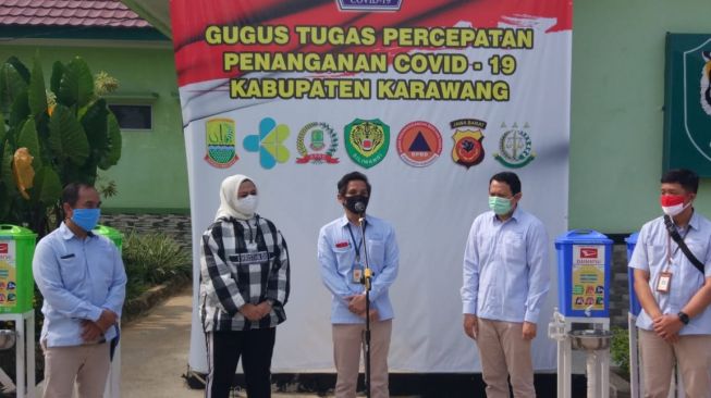 Perwakilan Team CSR PT Astra Daihatsu Motor memberikan sepatah kata dalam penyerahan donasi beras 2 ton dan 50 unit wastafel portable di Kabupaten Karawang [Dok PT Astra Daihatsu Motor].