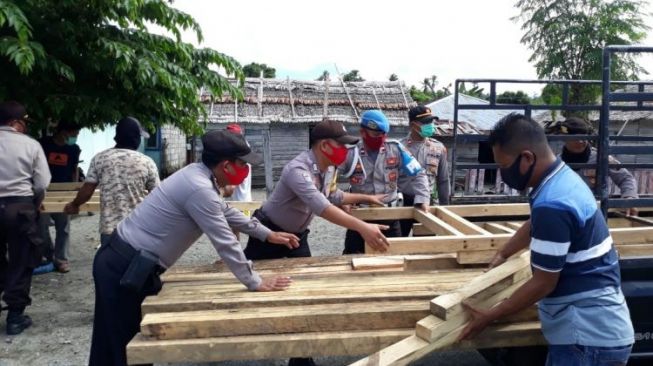 Aksi Peduli, Polsek Batui Beda Rumah Warga Lamo dan Ondo-ondolu