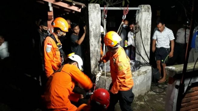 Terjatuh Ke Sumur Sedalam 20 Meter, Seorang Warga di Jembrana Selamat