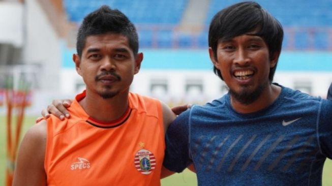 Dua mantan penyerang Persija Jakarta, Bambang Pamungkas (kiri) dan Budi Sudarsono. [ANTARA/HO/Persija Jakarta]